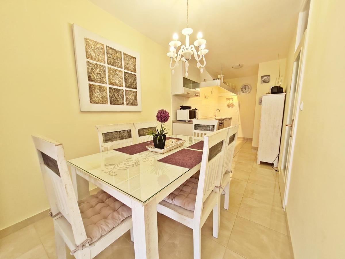 אומיס Beach Apartment Ivana מראה חיצוני תמונה